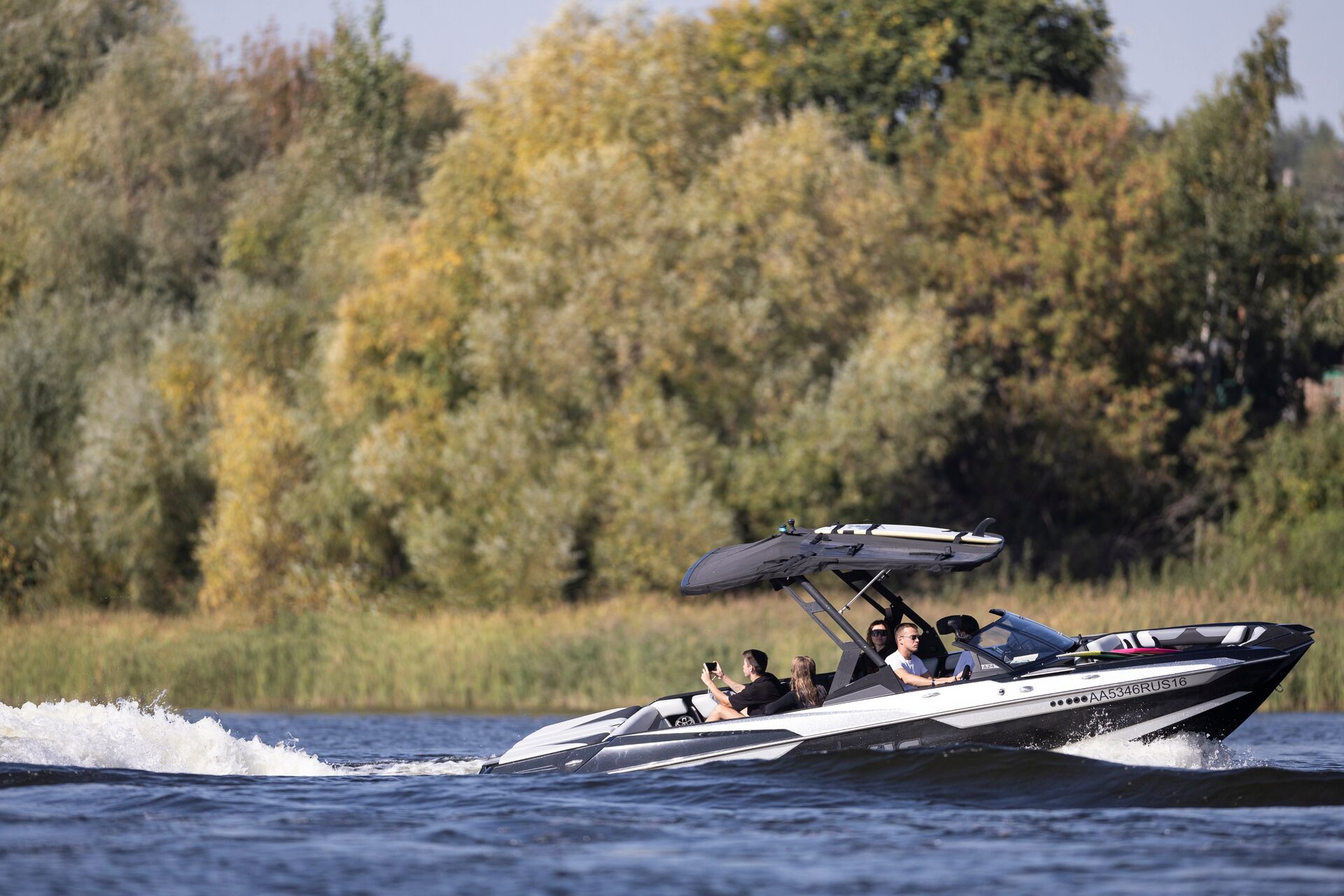 Яхта на воде